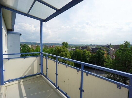 Dreiraumwohnung mit Blick über die Dächer der Stadt