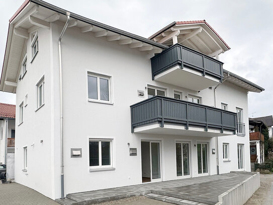 Geschmackvoller Neubau – sonnige 82 m2 große 3-Zimmer Wohnung mit Balkon in Halfing