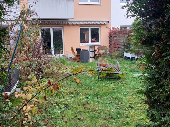 *** Bevorzugte ruhige und zentrale Lage in Eckental-Brand *** RMH mit Garage und Garten***