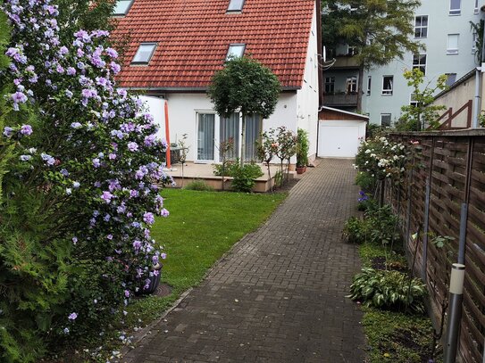 Schöne Döppelhaushälfte mit Garage in Pankow