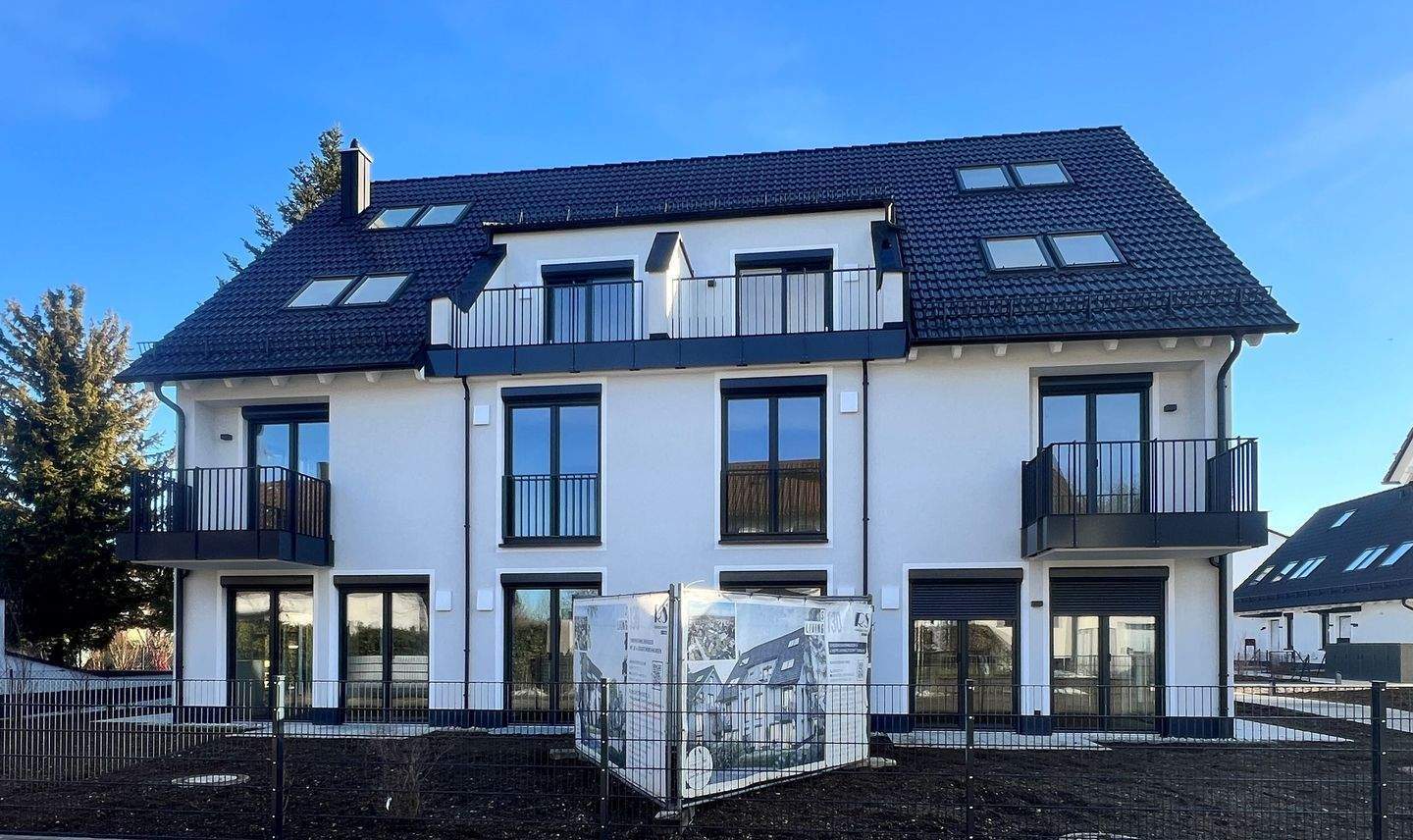 NEUBAU-Dachgeschosswohnung über zwei Etagen mit ausgebautem Speichergeschoss (Studio), Dachterrasse und Balkon