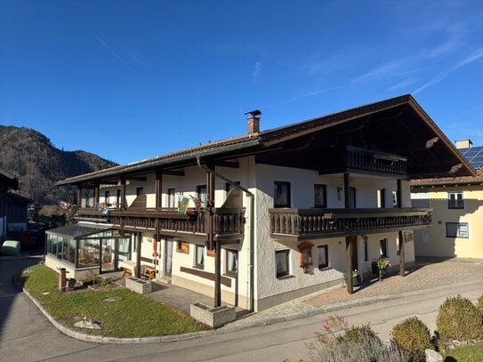 Ruhiges Gästehaus mit 8 Ferien- und Betreiber-Whg., Garagen, 4er-Carport, Lager/Stall auf 5458 m²