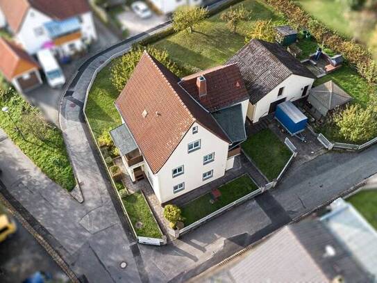 Preisanpassung! Großes Wohnhaus mit schönem Garten und Nebengebäude mit Garage in Weidach!