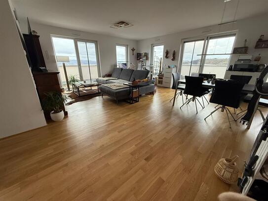 Großzügige und exklusive 3 Zimmer-Wohnung mit Dachterrasse und EBK