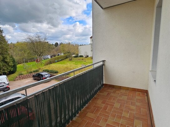 Tolle 1 Raum- Wohnung im 1.OG mit Balkon und EBK mit Blick ins Grüne