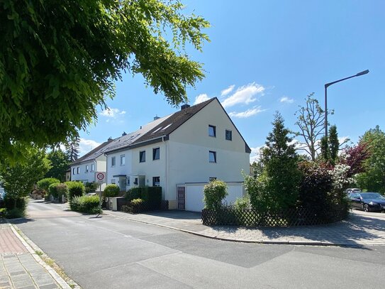 GROSSE GEPFLEGTE DOPPELHAUSHÄLFTE MIT ZWEI GARAGEN DIREKT AM HAUS IN ZENTRALER LAGE VON OBERASBACH