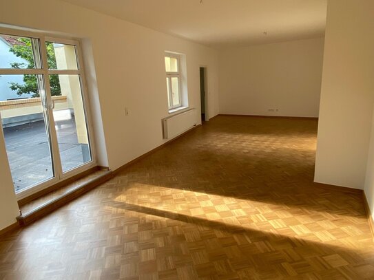 Sofort bezugsfertig: Frisch renovierte Dachgeschosswohnung mit 40 m² großer Süd-Terrasse