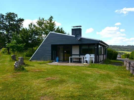 Ruhig gelegener, freistehender Ferienbungalow mit Terrasse in Gerolstein-Hinterhausen