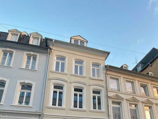 Schöne Dachgeschosswohnung in aufwendig saniertem Altbau zu vermieten