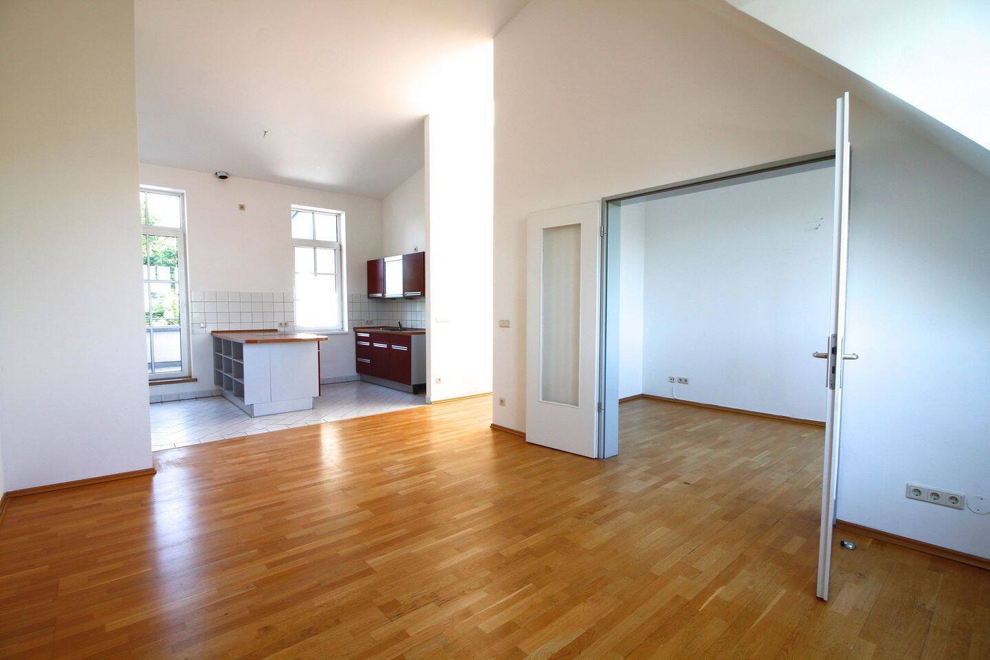 Teilgewerbliche Vermietung! 4-Zimmer Dachgeschosswohnung in ruhiger Lage! - Foto 1