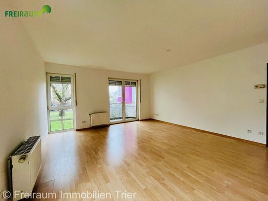 Direkt verfügbare, helle 3ZKB ETW im Hochparterre, neues Duschbad, Balkon und Garagenstellplatz.