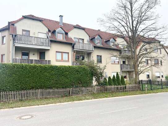 SOFORT BEZUGSFREI ! Sehr gepflegte DG-Wohnung mit Balkon und Garage in Postbauer-Heng