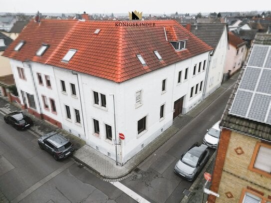 Zweifamilienhaus plus Hofgebäude mit größerer Ausbaureserve im Dachboden, sofort frei und beziehbar!