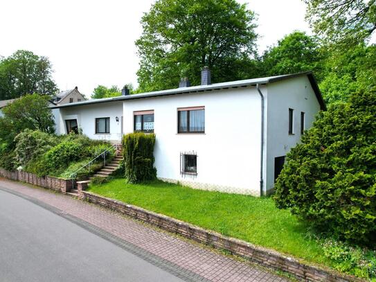 Ruhig gelegener, geräumiger Bungalow mit Garten und 2 Garagen am Ortsrand von Prüm