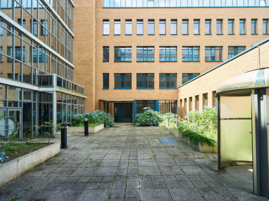 Ihr neues Büro: Neu saniert, in Top-Lage und ohne Maklergebühr nahe dem Flughafen.