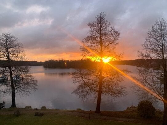 Seelage mit Sonnenuntergang