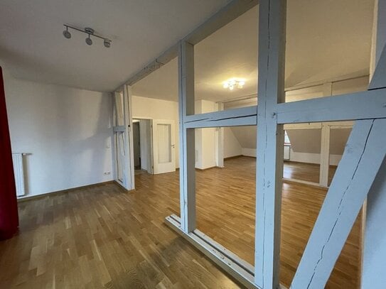 hochwertig saniert mit überdachtem Balkon (Loggia) und Stellplatz - Innenstadt