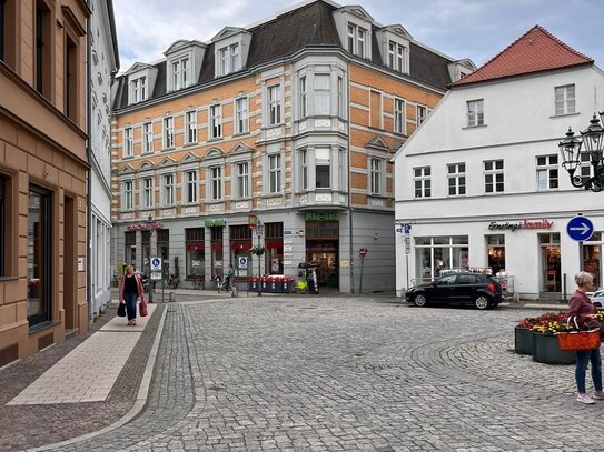 FRISCH SANIERT - große Innenstadtwohnung in repräsentativem Denkmal direkt am Schuhmarkt Perleberg