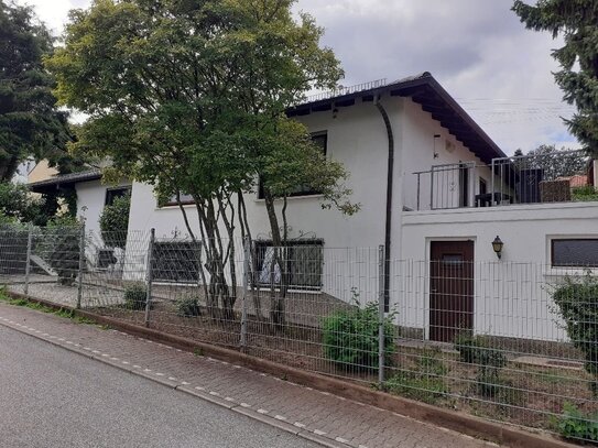 Freistehender, großzügiger Bungalow mit Einliegerwohnung, Wintergarten, Balkon, Garten, Do-Garage und Stellplätzen, in…