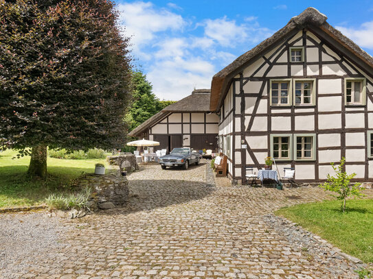 Zeitreise im Grünen: Historisches Bauernhaus mit Reetdach und kleinem Pferdestall in Monschau-Widdau