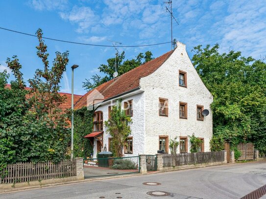 Historisches Bauernhaus: Kernsaniert mit großzügiger Wohnfläche und Ställen für Pferdehaltung