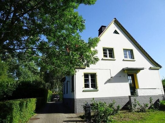 **Idyllisch gelegenes Einfamilienhaus mit bis zu 3 Schlafzimmern und traumhaften Garten nahe Gut Kump**