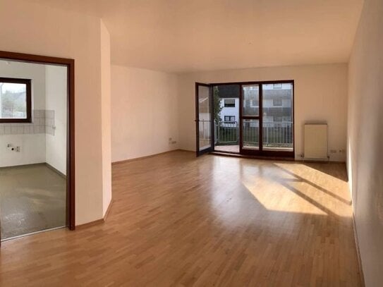 Schöne helle 3 ZKB , Balkon, eigene Garage plus Stellplatz, in guter und zentraler Lage, provisionsfrei