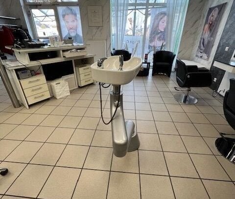 Strake Preis Reduzierung-Traditionelles Friseursalon inkl.In in einem Wohn- und Geschäftshaus aus dem Jahr 1994 in Mast…