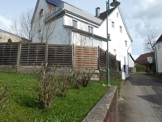 Gepflegtes Mehrfamilienhaus mit vielen Details, Garten, übergroße Garage ...