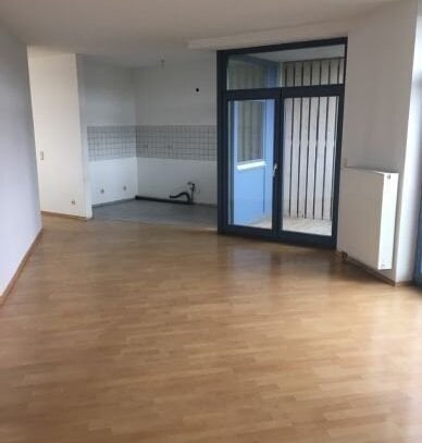 Lichtdurchflutete 4-Zimmer-Wohnung mit überdachtem Balkon und Gartenmitbenutzung!