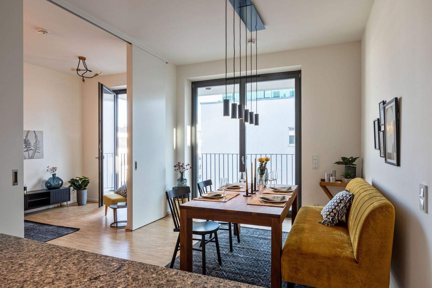 Stilvolles, möbliertes Wohnen mit Blick zum Fernsehturm - Photo 1