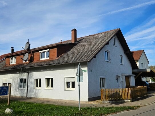 Handwerker aufgepasst! Doppelhaushälfte mit Potenzial in Zentrumslage von Illerbeuren zu verkaufen!