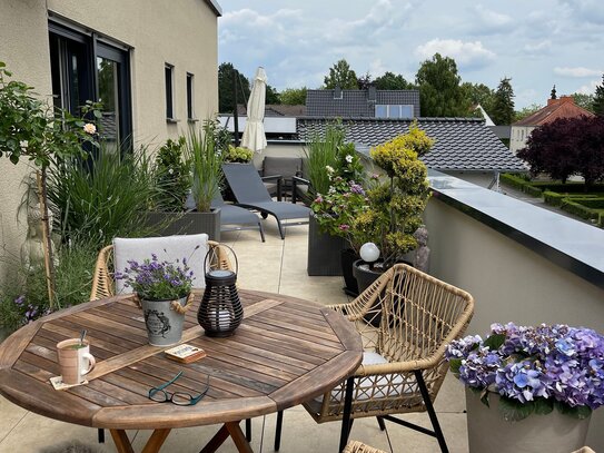 ZU VERMIETEN: Moderne 2-Zimmer-Penthouse-Wohnung (ca. 104,85 m² ) mit großer Dachterrasse, Carport und Aufzug