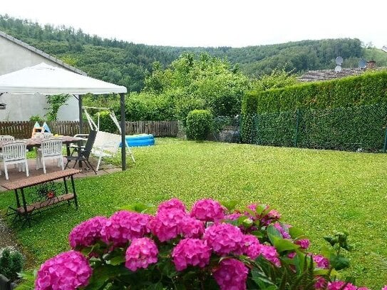 Modernisiertes junges Haus mit zwei vollen Geschossen, modernen Bädern, Carport, Garten und Garage!