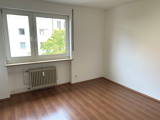 Renovierte 3-Zimmer Wohnung mit Balkon in zentraler Lage!