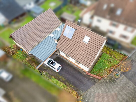 Sanierungsobjekt mit Charme: Freistehendes Haus mit großer Nutzfläche (Carport, Garage und Scheune)