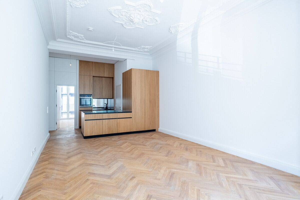 Berlin-Mitte, großzügiges Raumgefühl, hohe Decken und Fischgrätparkett - Photo 1