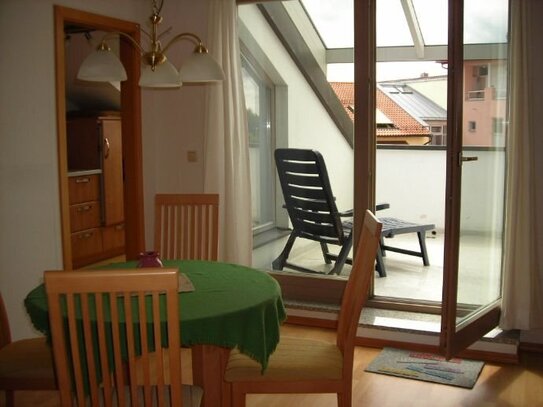 hübsche Wohnung mit Dachterrasse teil-möbliert sucht 1 berufstätige Mieter/in