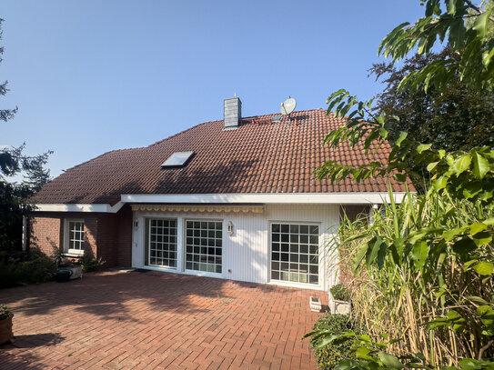 Einfamilienhaus mit schön angelegtem großem Garten in ruhiger Lage - Einbauküche, Kamin und Sauna