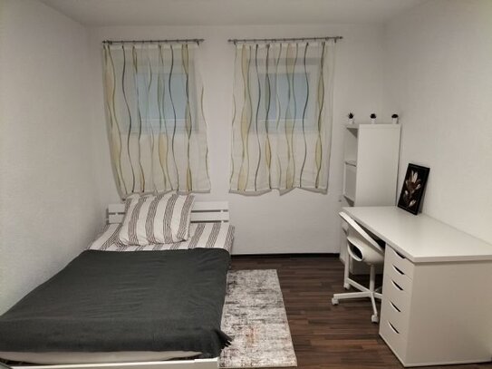 Schönes und voll möbliertes 15 m² WG-Zimmer in einer 3-Zimmer-Wohnung im Zentrum von Stuttgart