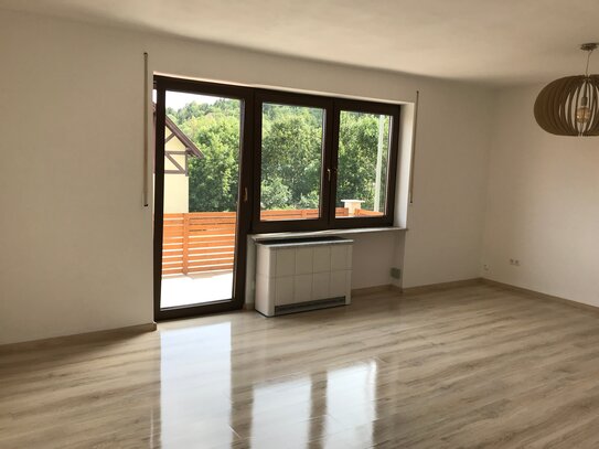 Sehr schöne 3 Zimmerwohnung mit Terrasse, 80 qm Wohnfläche, neue Küche, begehbare Dusche mit Fußbodenheizung.