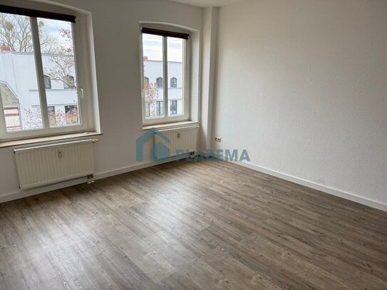 Zentrale 1-Zimmer Wohnung: große Wohnküche, Bad mit Fenster/Badewanne, Hof mit Wasserzugang