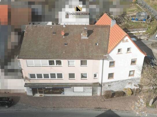 Vier Wohnungen u. ein Ladengeschäft, in zwei Häusern, plus Nebengebäude (Garagen) in zentraler Lage