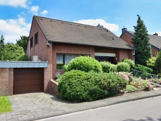 Geräumiges, freist. Einfamilienhaus mit gr. Garten und Garage in Neuss-Weckhoven