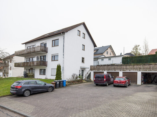 Einziehen und wohlfühlen: Familienfreundliche Wohnung mit Balkon und Garage