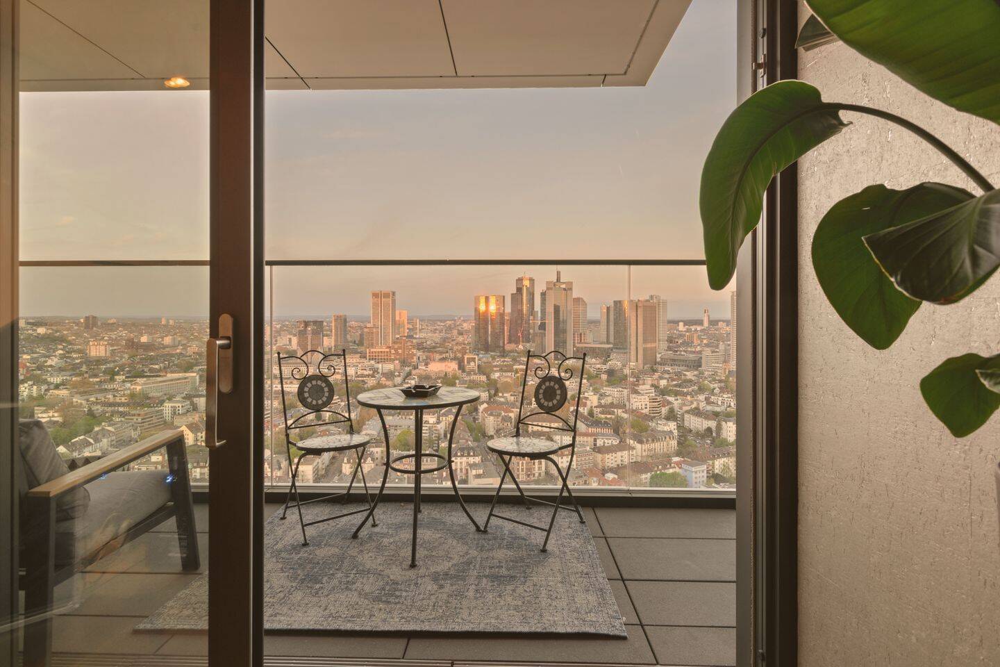 Spektakuläre 2-Zimmer-Wohnung im 31. Stock mit Skyline-Blick und top Ausstattung