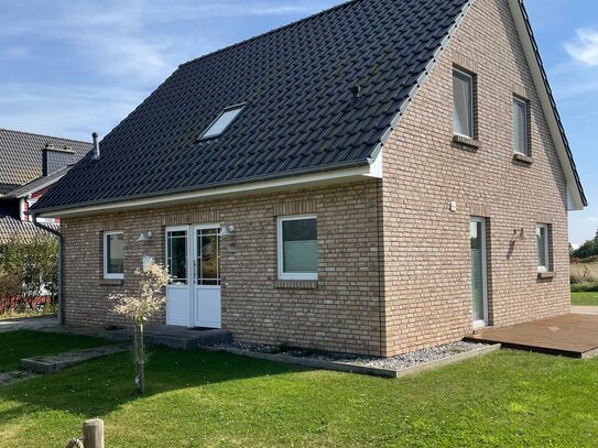 Modernes Einfamilienhaus mit Carport in Strandnähe