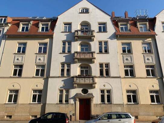 Wird noch komplett renoviert: 3-Zimmer-Wohnung im Hochparterre, mit neuem Laminatboden & kl. Balkon