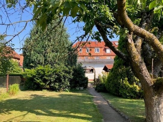 Verklinkertes Mehrfamilienhaus mit großen Garten, Garagen und Stellplätze