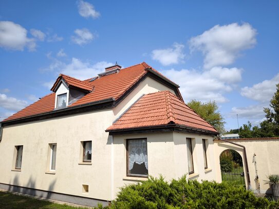 Großes Grundstück mit Einfamilienhaus + Garage + Pool + Sauna